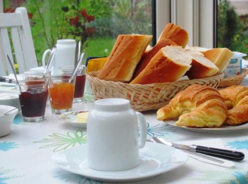 une table avec une corbeille de pain et de croissants dans l'établissement Wissant l'Opale, à Wissant