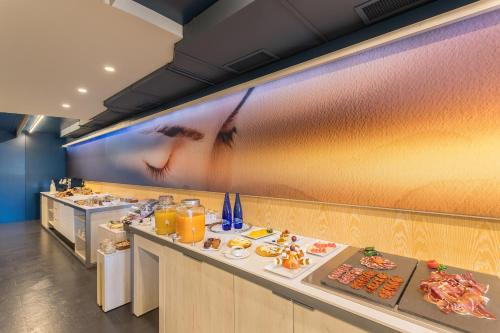 ein Restaurant mit Buffet und Speisen in der Unterkunft Izan Puerta de Gredos in El Barco de Ávila