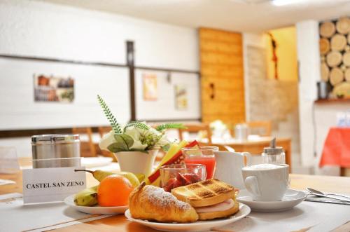 een tafel met een bord ontbijtproducten erop bij La Villa di Montagnana in Montagnana