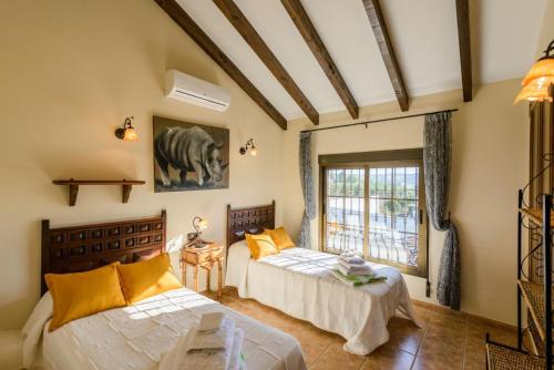 Un pat sau paturi într-o cameră la Cubo's Villa Los Javieles