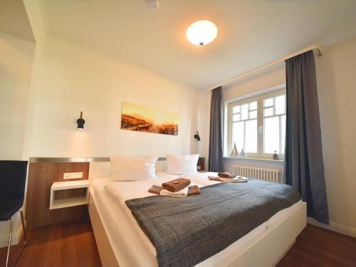 ein Schlafzimmer mit einem Bett mit zwei Handtüchern darauf in der Unterkunft Ferienwohnung "Sonnendeck" Binz in Binz