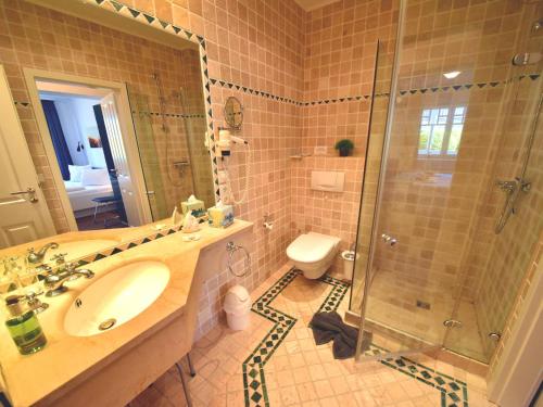 ein Bad mit einem Waschbecken, einer Dusche und einem WC in der Unterkunft Ferienwohnung "Sonnendeck" Binz in Binz
