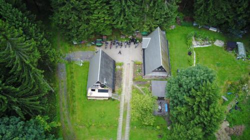 una vista aérea de un grupo de personas de pie en un patio en Wanderhütte Zum Bernhardsthal, en Bernhardsthal