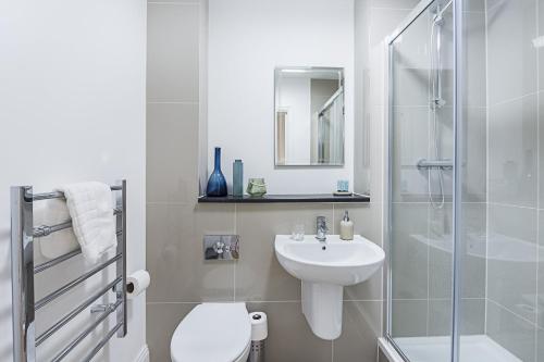 uma casa de banho com um WC, um lavatório e um chuveiro em Corporate Accommodation, Contractor Housing & Leisure Stays at Abbeygate One em Colchester