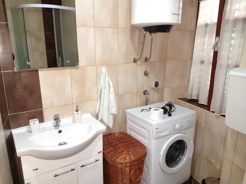 Un baño de Apartments Historic Stone House