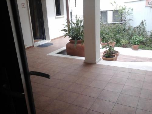 a hallway with potted plants on the floor at Hotel I Narcisi in Siniscola