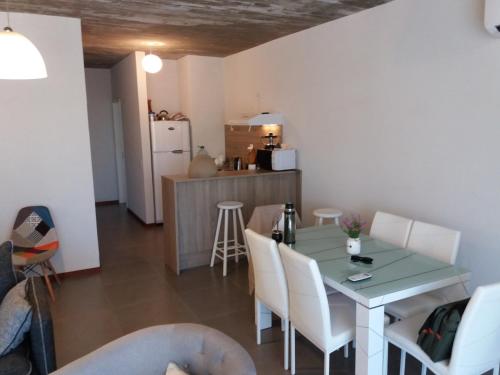 kuchnia i jadalnia ze stołem i krzesłami w obiekcie Bikini Apartament w mieście Punta del Este
