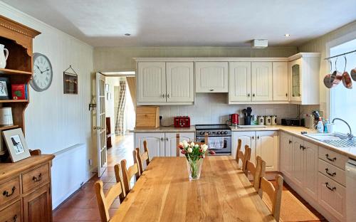 Kuchyň nebo kuchyňský kout v ubytování Glenalbyn Cottage