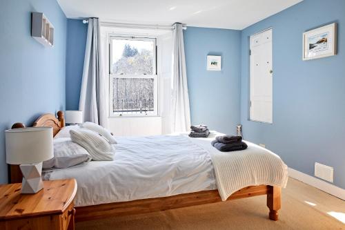 Postel nebo postele na pokoji v ubytování Glenalbyn Cottage