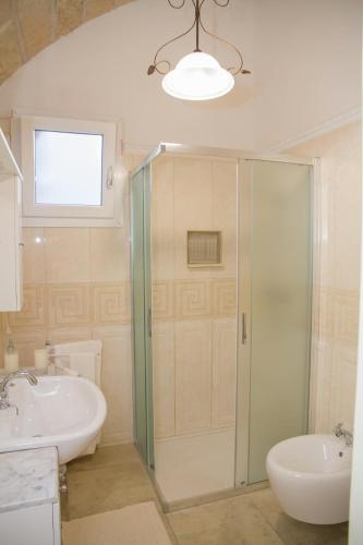 a bathroom with a glass shower and a sink at Le Tenute di Agnese in Felline