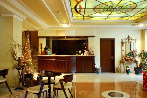 a lobby with a large room with a stained glass ceiling at Hotel Pella in Giannitsa