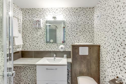 The Originals Access, Hotel Thouars tesisinde bir banyo