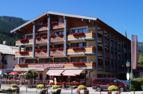 een hotel met bloemen op de balkons van een gebouw bij Appartement Resort Hanneshof in Filzmoos
