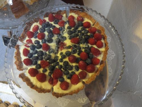 a pie with raspberries and blueberries on a glass plate at La Luge D'Antan Maison d'Hôtes & SPA in Brusson
