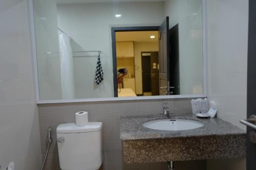 Bathroom sa At Sakon Hotel