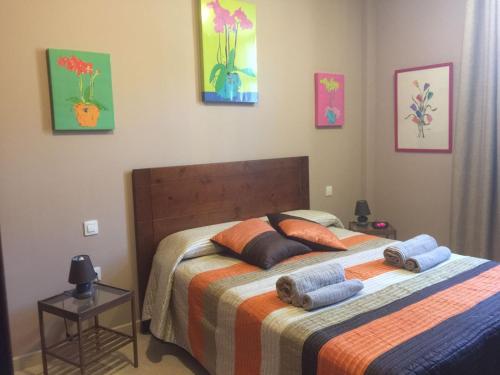 een slaapkamer met een bed met 2 kussens erop bij PISO 20 in Candelaria
