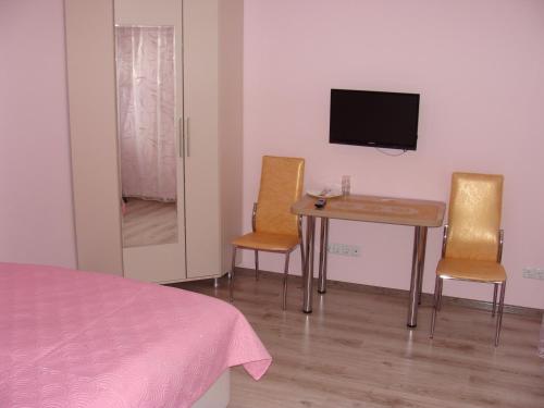A television and/or entertainment centre at Hotel Lidia