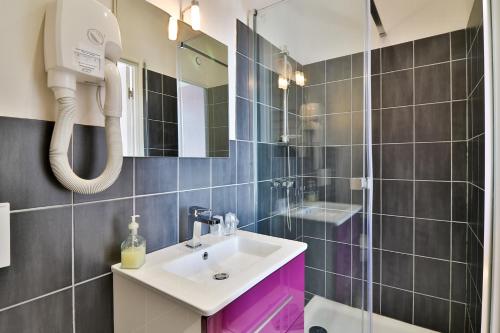 een badkamer met een wastafel en een douche bij Hotel La Villa Florida in Bandol