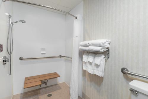 Ванная комната в Ramada by Wyndham Fargo