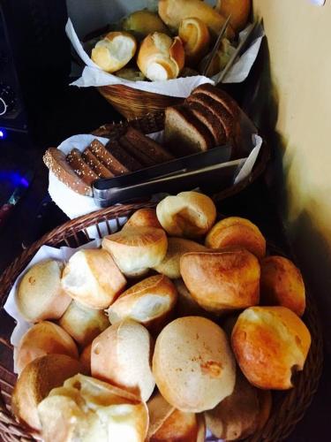 due cesti pieni di pane e altri alimenti di Fazenda Hotel Jatahy a Cavaru