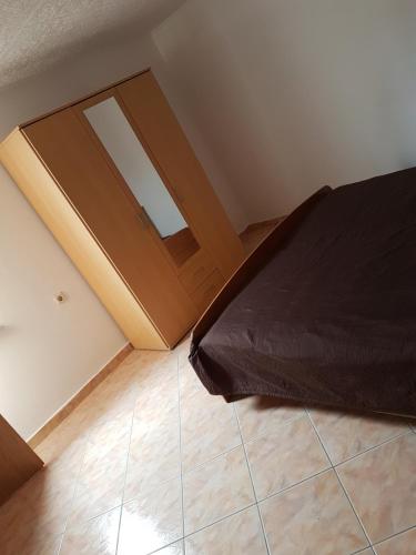 Ένα ή περισσότερα κρεβάτια σε δωμάτιο στο Apartmani Antonella