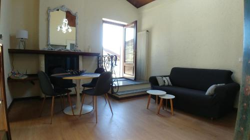 a living room with a couch and a table at Appartamento La Torre in Lenno