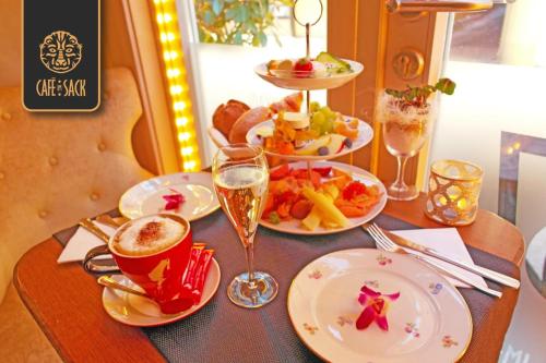 uma mesa com pratos de comida e taças de champanhe em 3 Raum Ferienwohnung em Jena