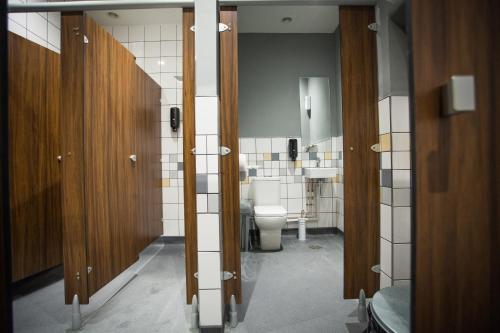 ein Bad mit einem WC und einem Waschbecken in der Unterkunft PubLove @ The Crown, Battersea in London