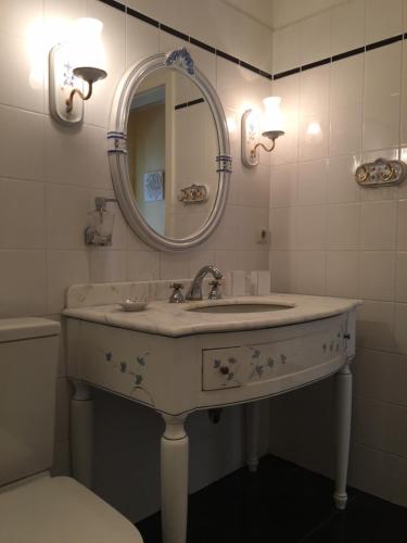 シャルボイツにあるSeepferdchenのバスルーム(洗面台、鏡、トイレ付)