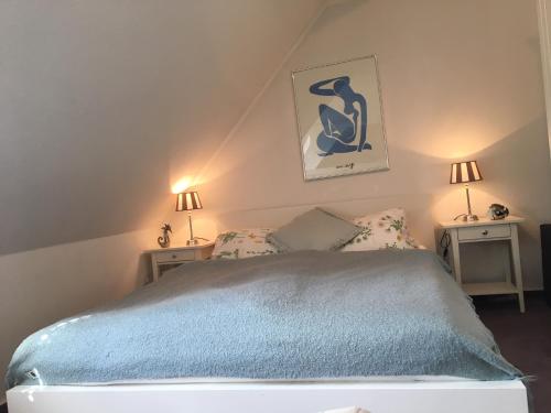 シャルボイツにあるSeepferdchenのベッドルーム1室(ベッド1台、テーブル2台、ランプ2つ付)