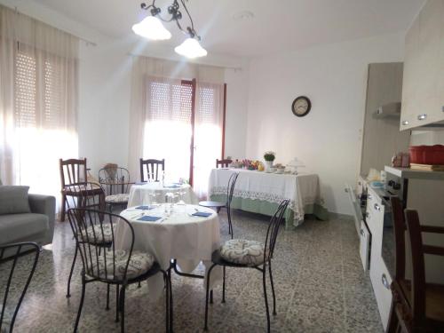 オートラントにあるB&B Lilium Otrantoのダイニングルーム(テーブル、椅子付)、キッチン