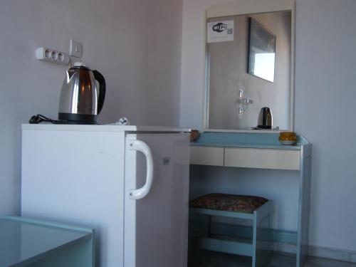 Kitchen o kitchenette sa Anthemis Rooms