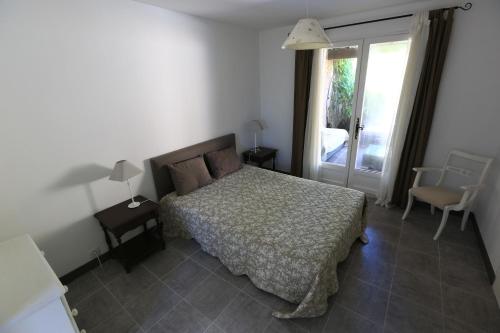 Ένα ή περισσότερα κρεβάτια σε δωμάτιο στο Le Mas du Vieux Chene
