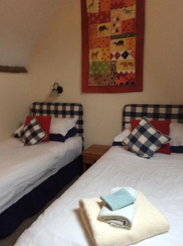 Een bed of bedden in een kamer bij Ranvilles Farm House