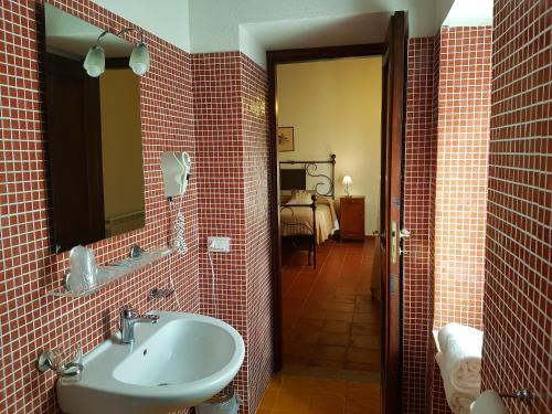 a bathroom with a sink and a mirror at Agriturismo Podere S. Croce in Saturnia