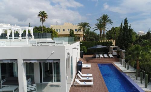 ein Haus mit einem Pool neben einem Gebäude in der Unterkunft Villa Carlota in Villajoyosa