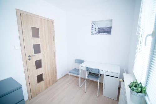 um pequeno quarto com uma mesa e uma porta em Apartament pracowniczy em Stalowa Wola