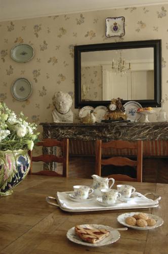 ein Zimmer mit einem Tisch mit Geschirr und einem Spiegel in der Unterkunft Bed and Breakfast - Château du Vau in Ballan-Miré