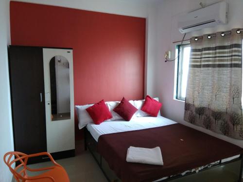 Кровать или кровати в номере Atharva Homestay
