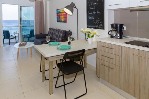a kitchen and living room with a table and chairs at Haraki Blue Pearl in Haraki