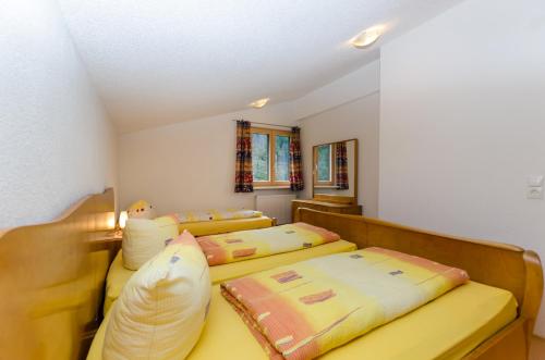 Habitación con 3 camas en una habitación en Haus Krömer, en Sankt Gallenkirch
