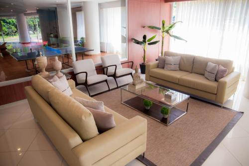 a living room with two couches and a table at 7 Saltos Resort in Salto del Guairá