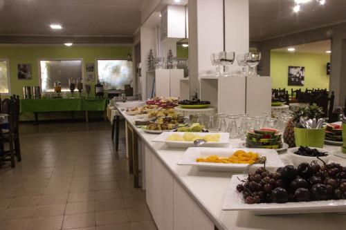 Una línea de buffet con muchos tipos diferentes de comida. en Hotel Al Mare, en Ostende