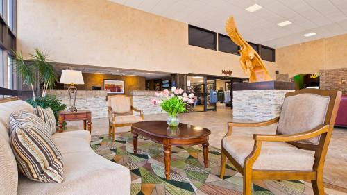 Un lugar para sentarse en Best Western Plus Raton Hotel