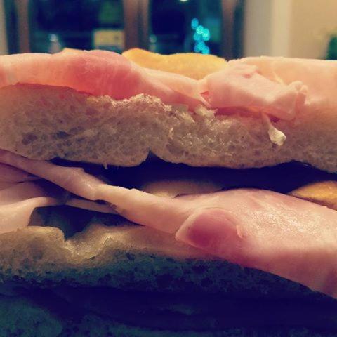 ゲストハウスの敷地内または近くでの食事または食べ物