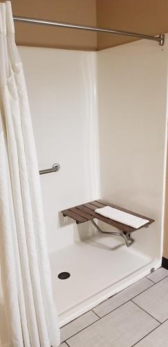 Ванна кімната в Super 8 by Wyndham Pontoon Beach IL/St. Louis MO Area
