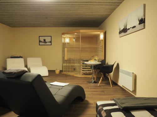 salon z kanapą i stołem w obiekcie Pension Inspirace a Wellness self check-in w mieście Kolín