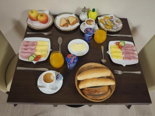 una mesa con un montón de diferentes tipos de comida en Pension Harmonie, en Kolín