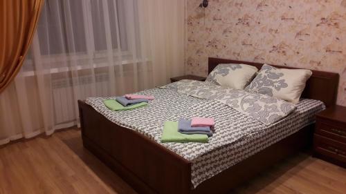 ザポリージャにあるappartamenty with a kind on Dneprのベッドルーム1室(ベッド1台、タオル2枚付)