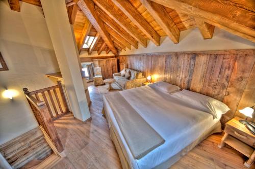 Säng eller sängar i ett rum på Le Miramonti Hotel Restaurant & Wellness